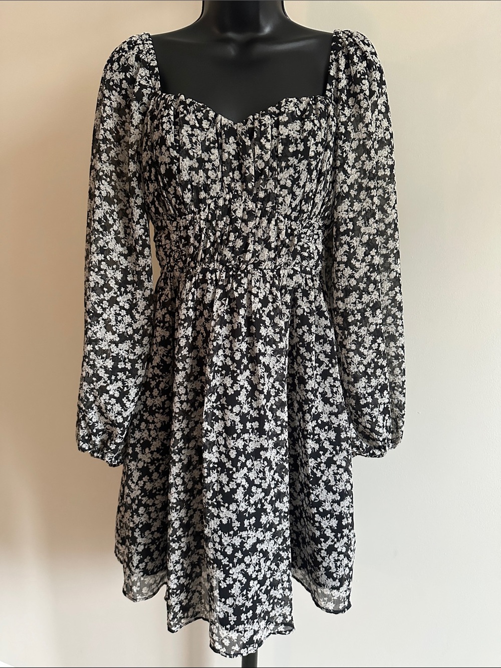 🌻 Express Black and White Floral Long-Sleeve Peasant Dress